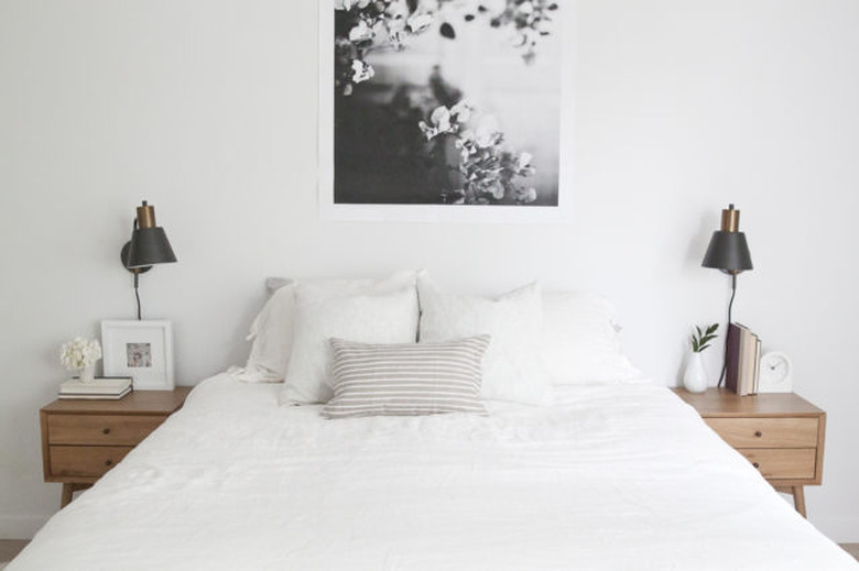 White midcentury bedroom with matching side tables and black lamps