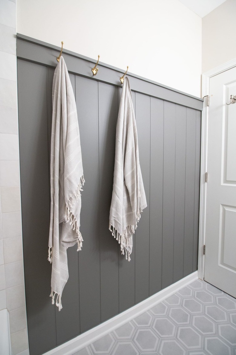 gray vertical shiplap in thebathroom