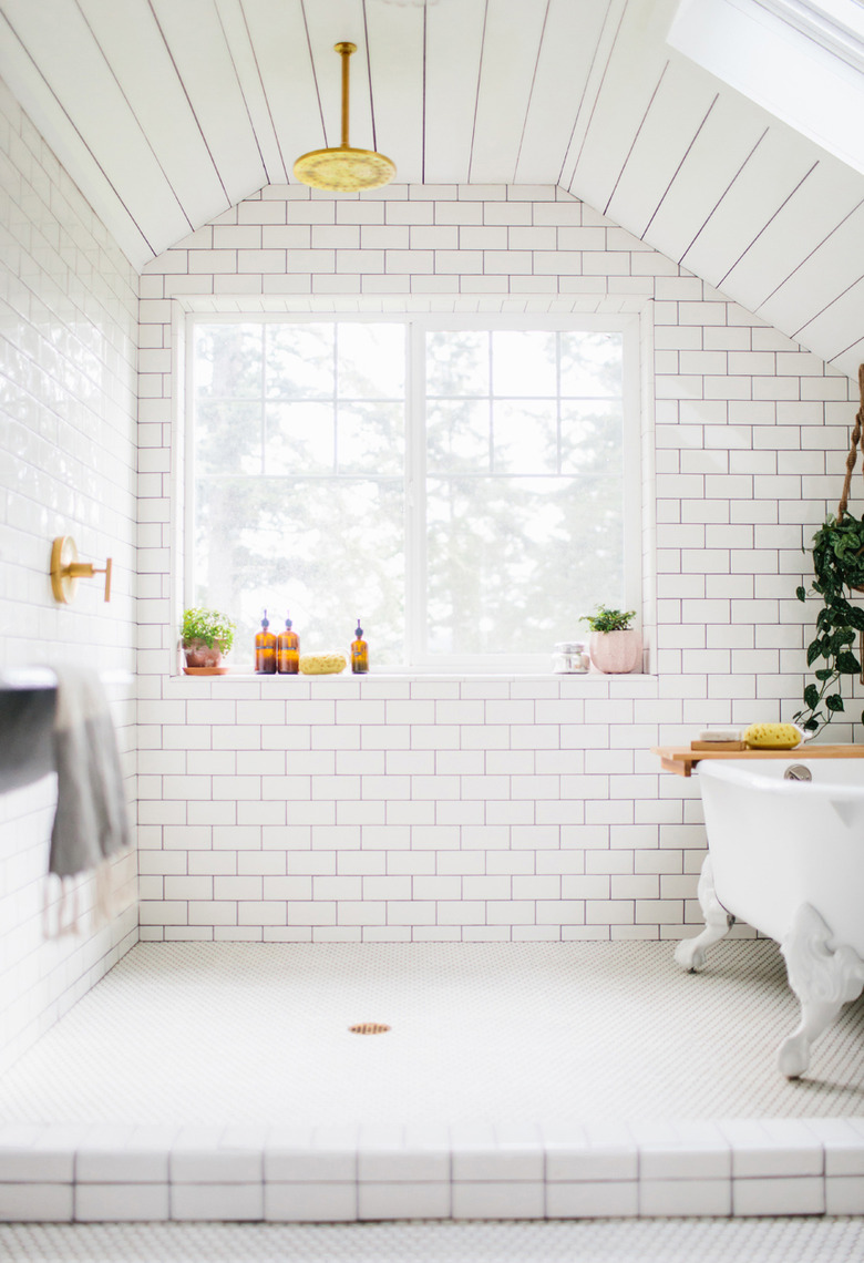 freestanding clawfoot bathtub