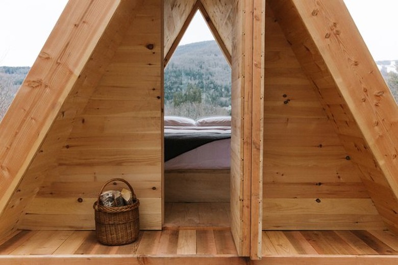 one-room cabin with pine cladding and mountain views in upstate new york