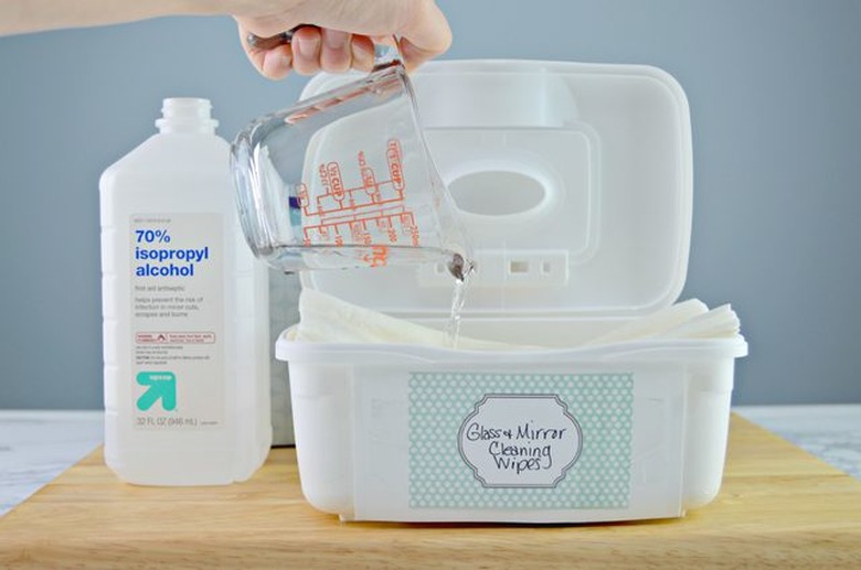 Glass and mirror cleaning wipes you can make at home