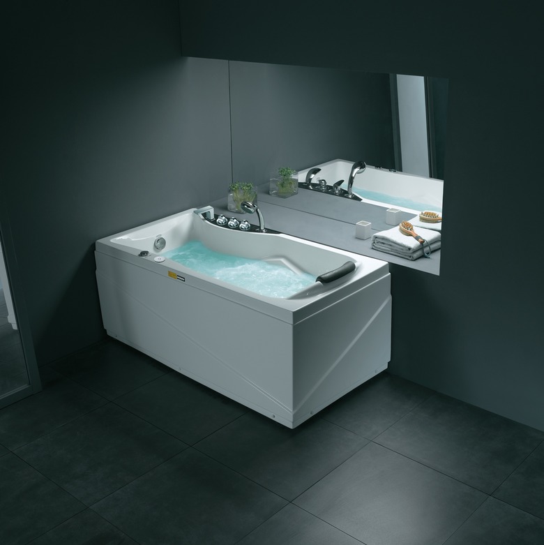 Newbury Luxury Whirlpool Tub