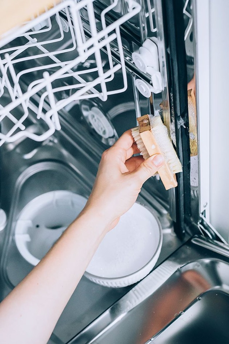 How to Clean a Dishwasher