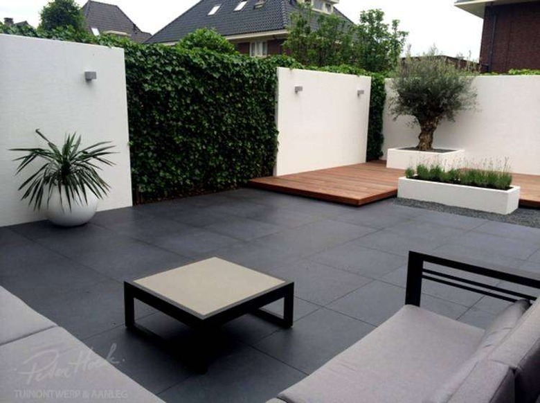 peter hoek black tile small modern garden with stucco walls