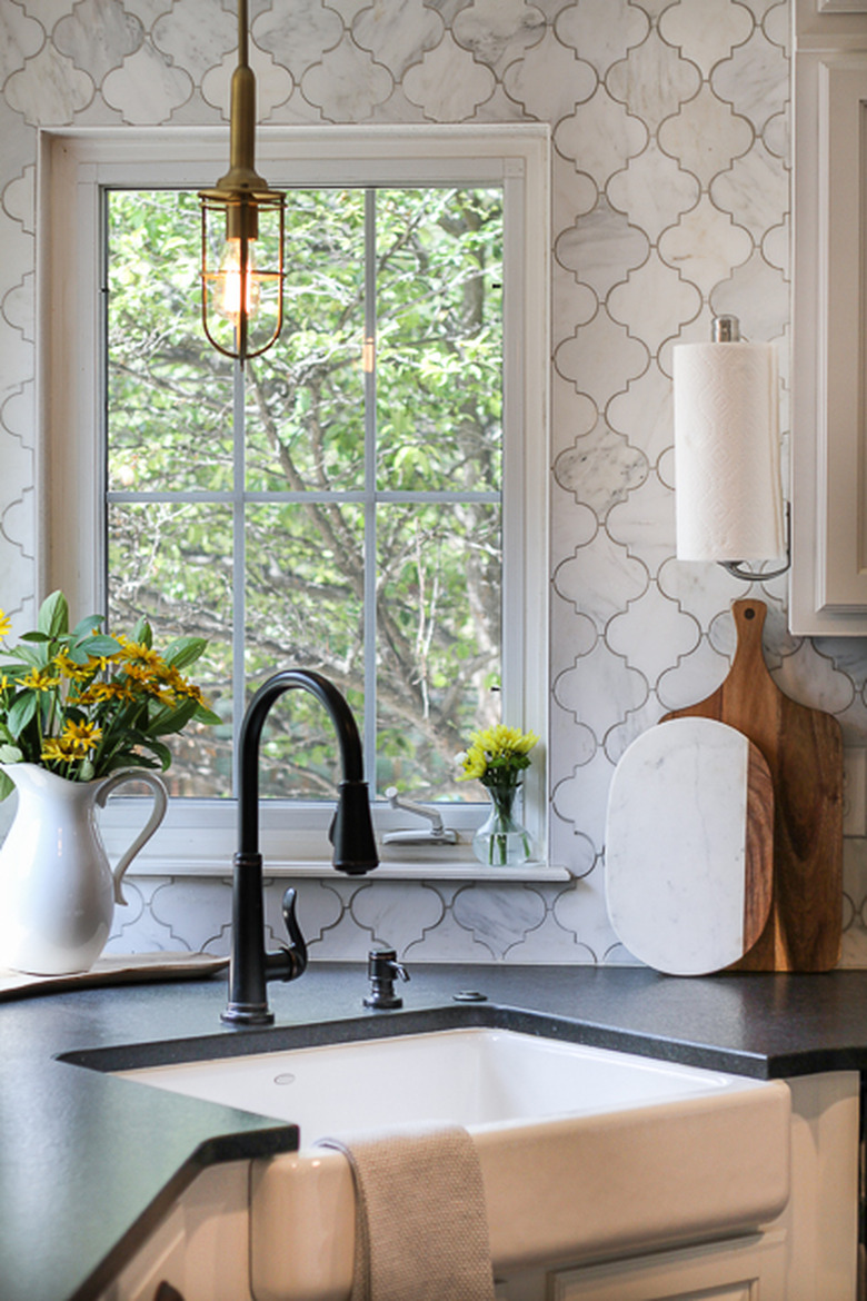 arabesque tile backsplash in the kitchen behind the sink