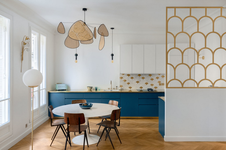 Art deco kitchen with rattan mobile and geometric room divider