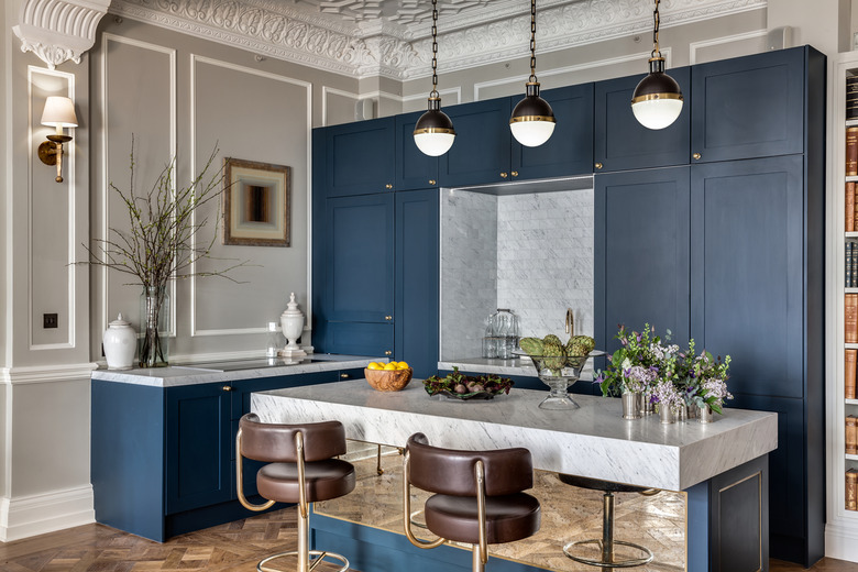 Art deco kitchen with pendant lights and decorative ceiling