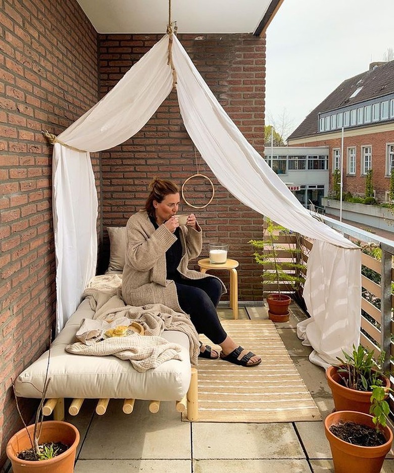 diy balcony canopy