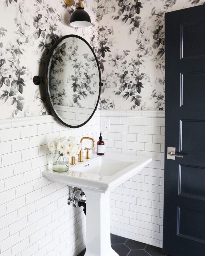 Black and white bathroom wallpaper idea