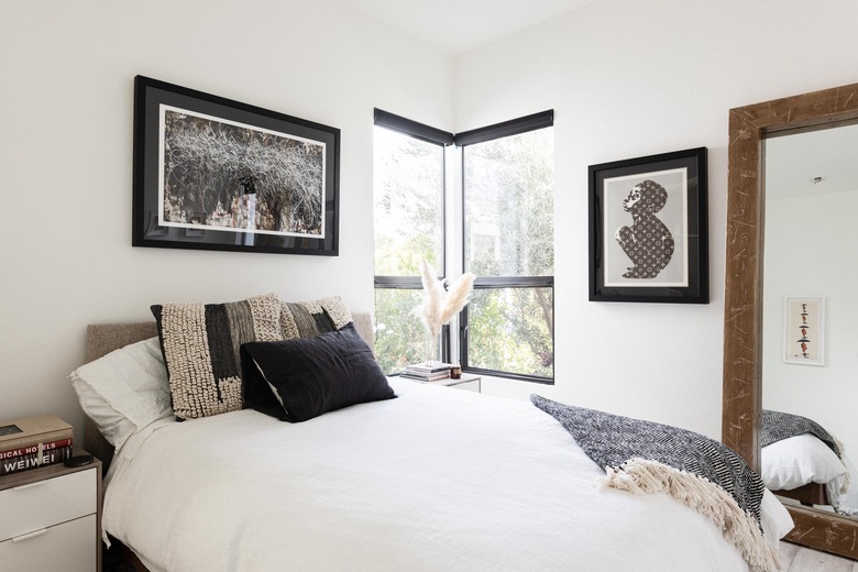 bedroom style idea with modern and Scandinavian flair and black and white color palette