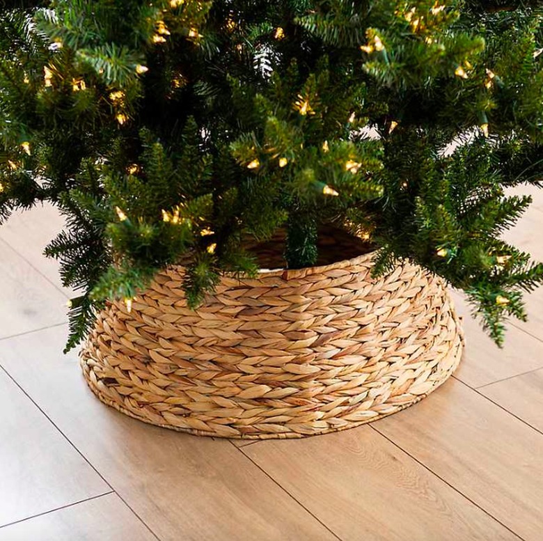 Kirkland’s Woven Seagrass Christmas Tree Collar