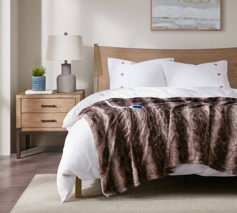 Beautyrest heated oversized faux fur throw