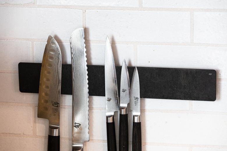 Knives on magnetic strip