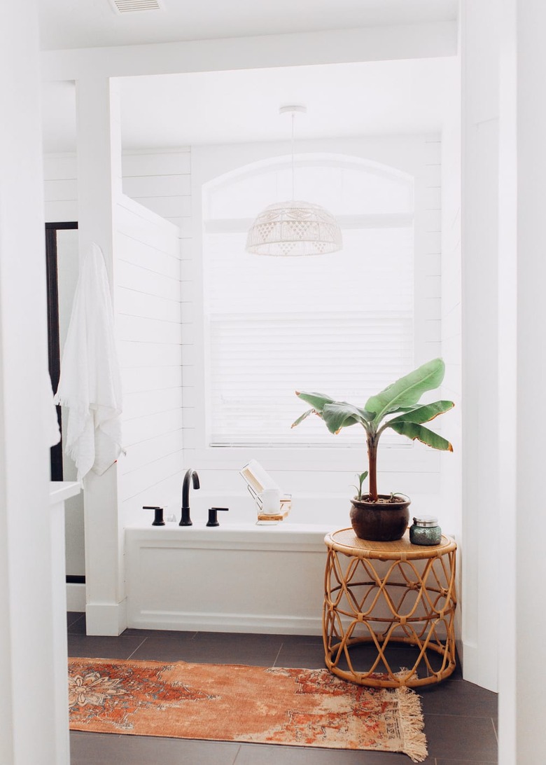 simple bohemian bathroom lighting idea with macrame pendant light