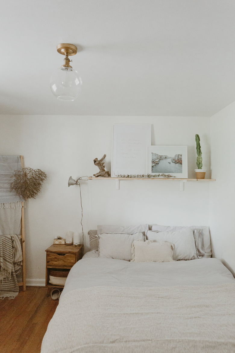 Vintage-inspired bohemian bedroom idea with white walls open shelving