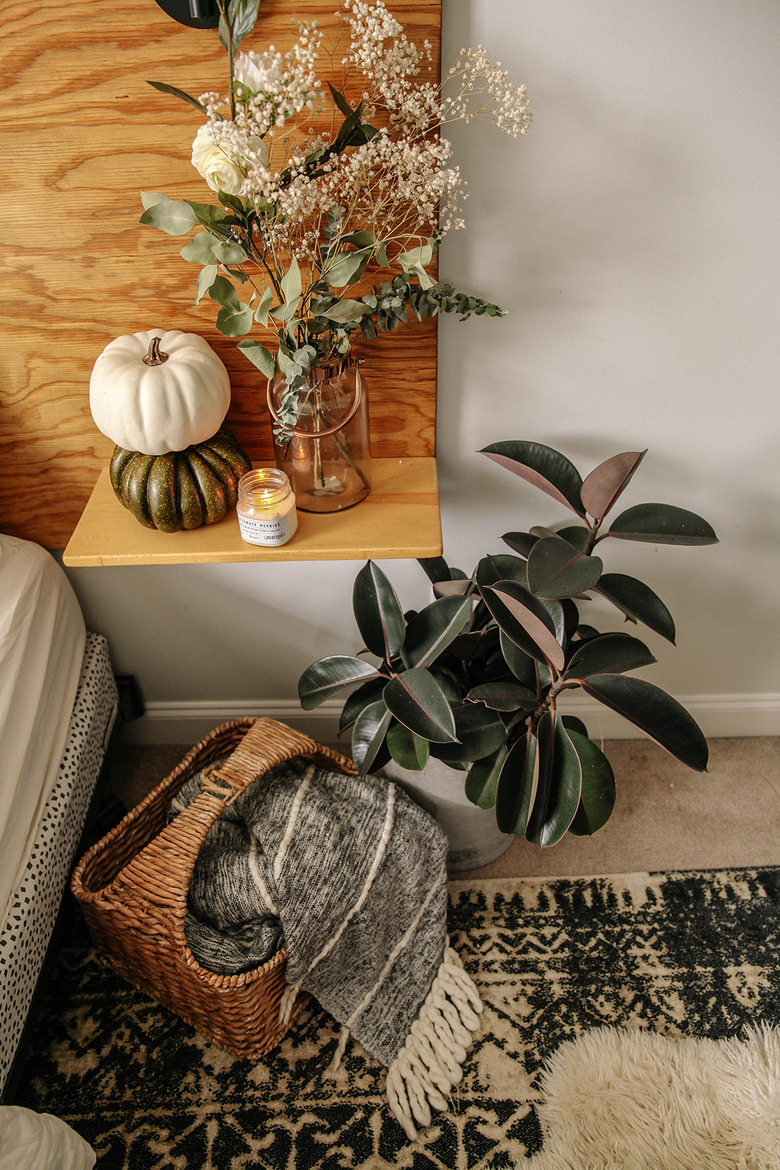 fall-inspired bedroom decor