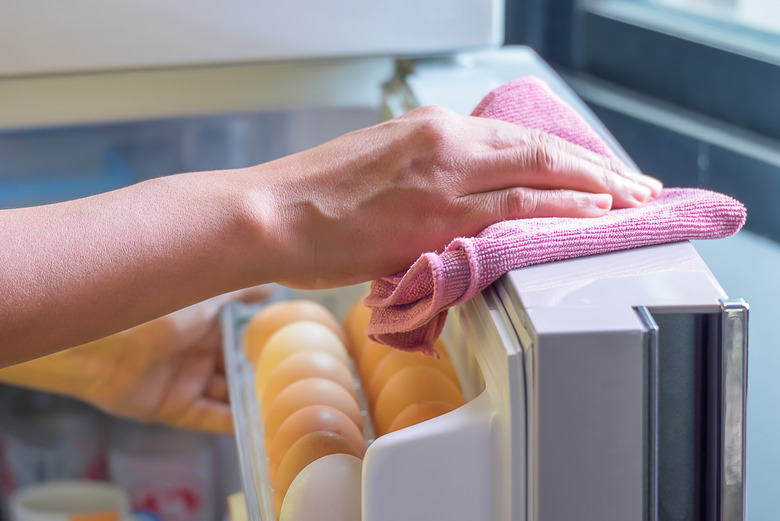 Clean up a refrigerator