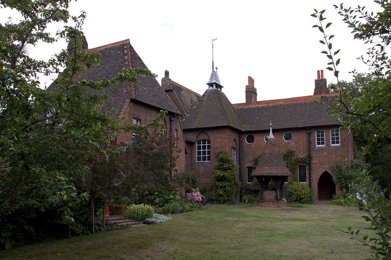 arts and crafts style house in nature