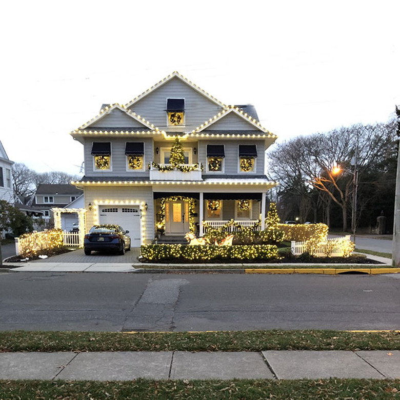 Christmas light ideas on house with attached garage