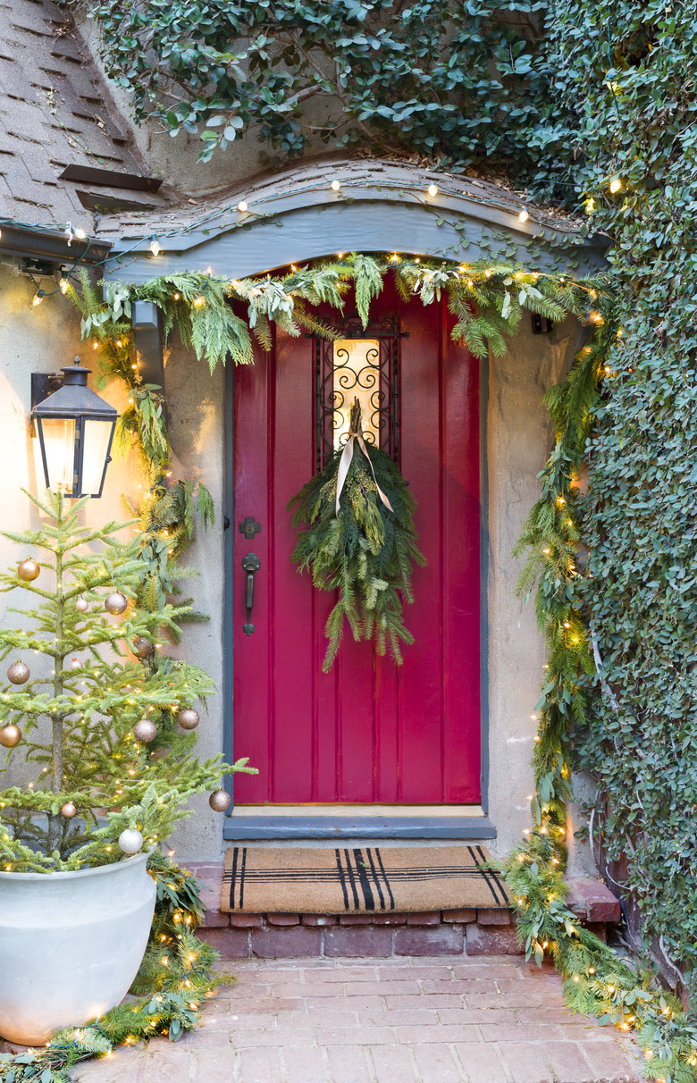 Christmas light ideas on red front door with garland