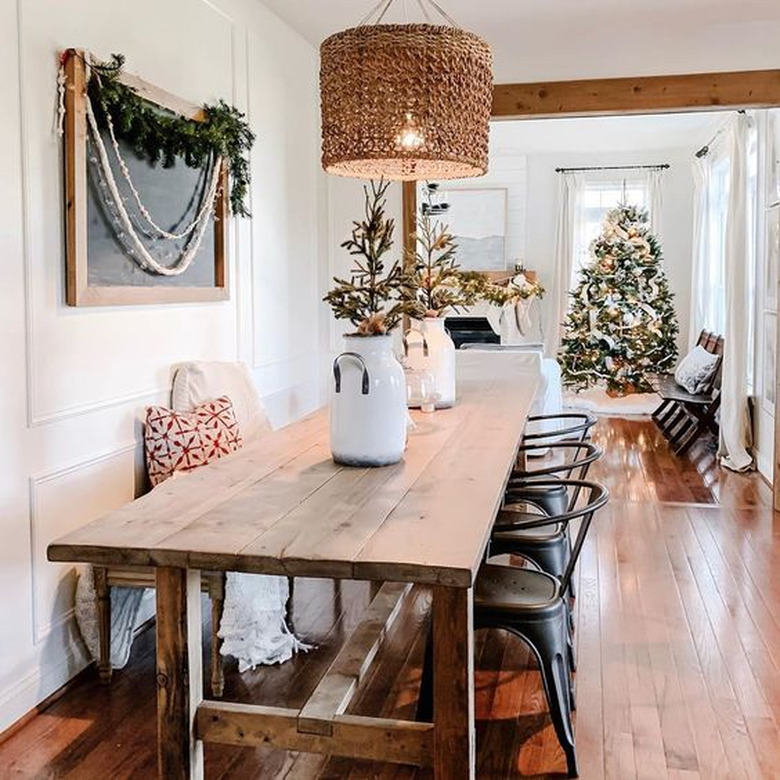 farmhouse Christmas theme idea with tree and garland