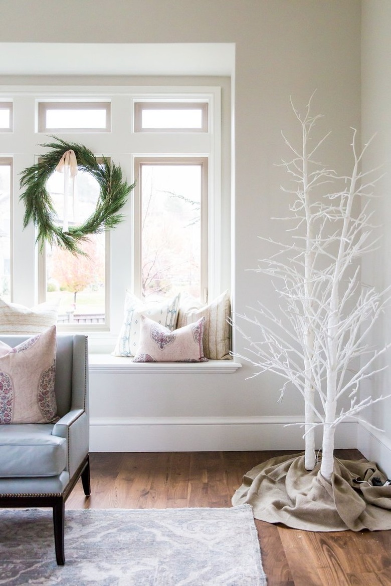 minimalist Christmas Tree Decoration ideas with white tree