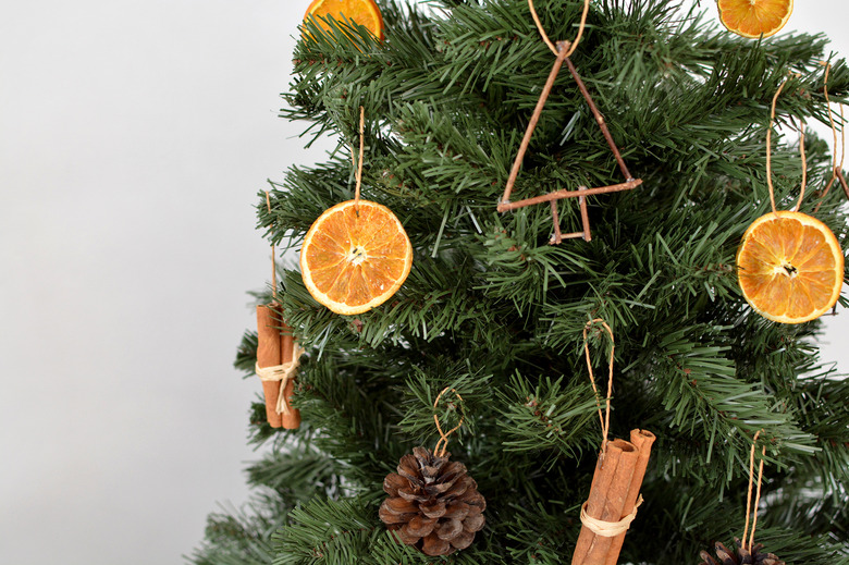 Christmas Tree Decoration ideas with natural materials and dried oranges