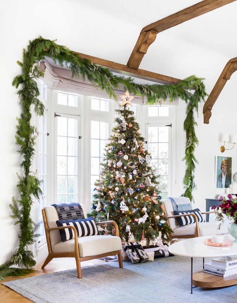 Christmas Tree Decoration ideas with fresh garland in living room