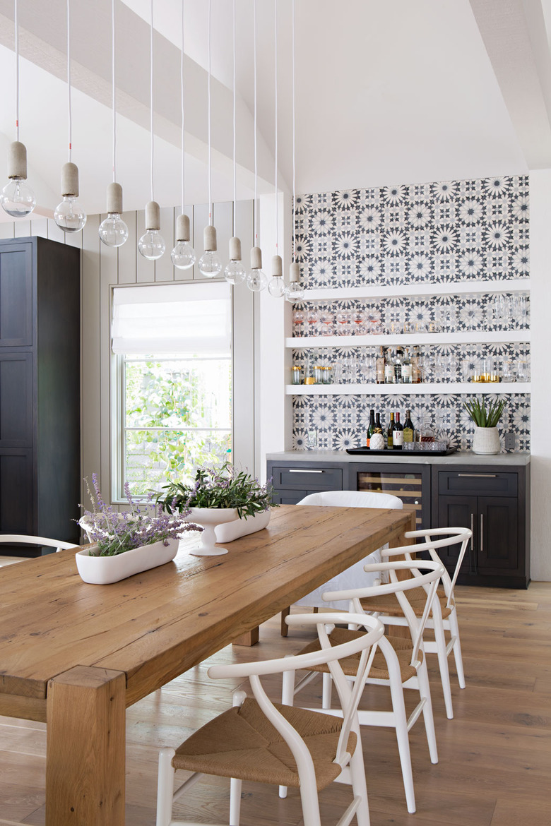 Blue and white floral coastal backsplash in dining room