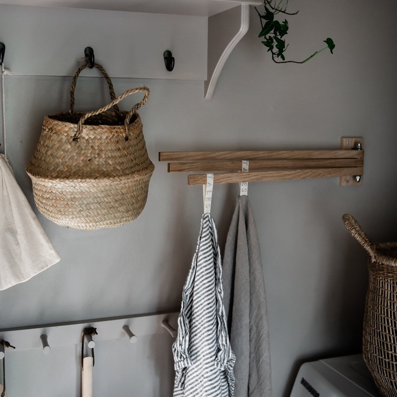 Wall-mounted drying rack