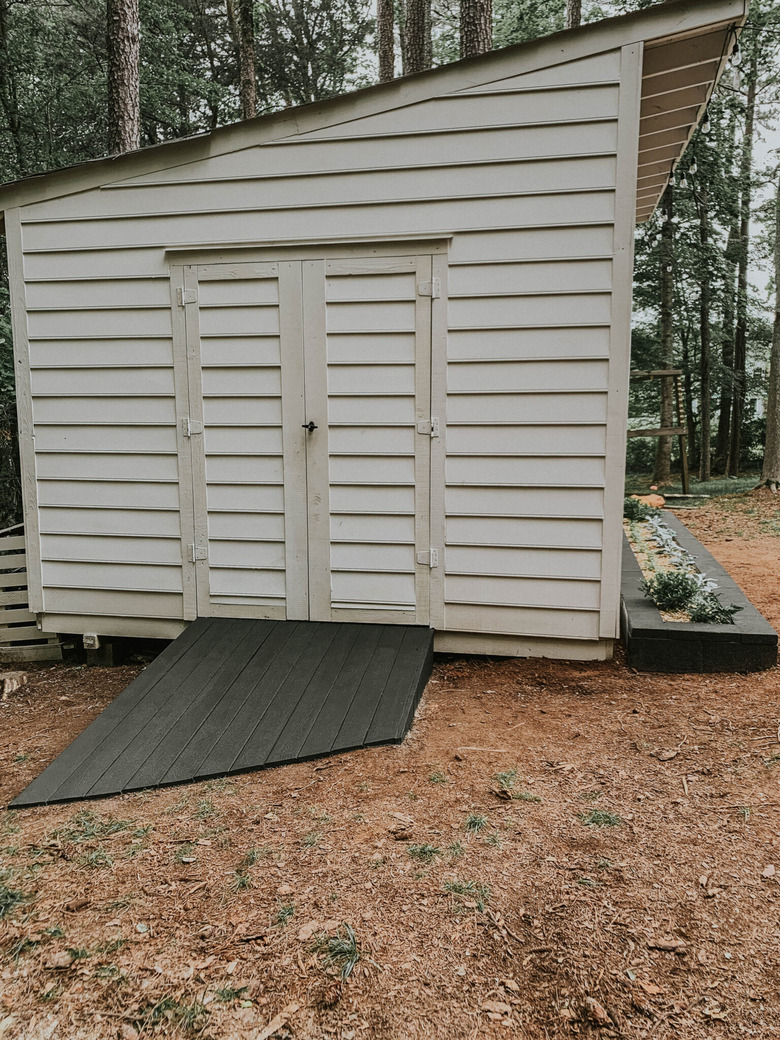 Contemporary shed with asymmetrical roof and ramp