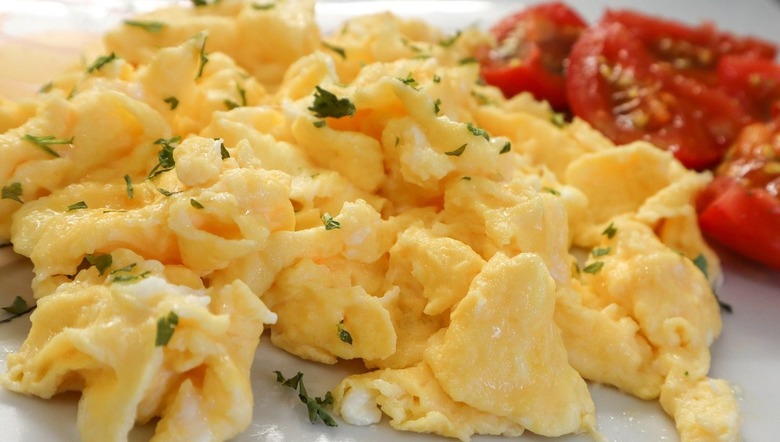 Scrambled eggs on a plate