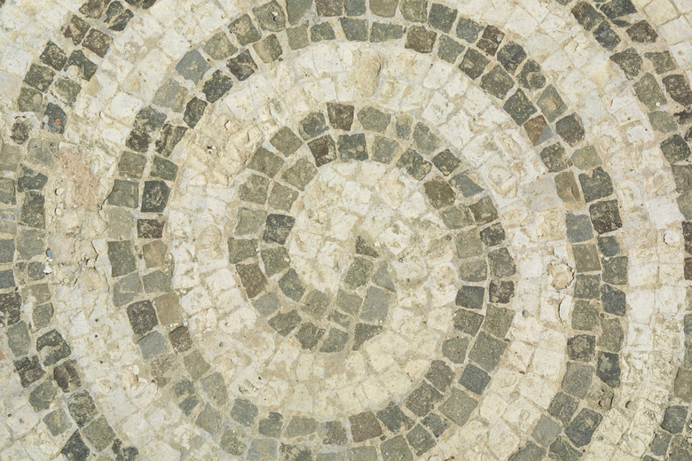 Swirl design in tile