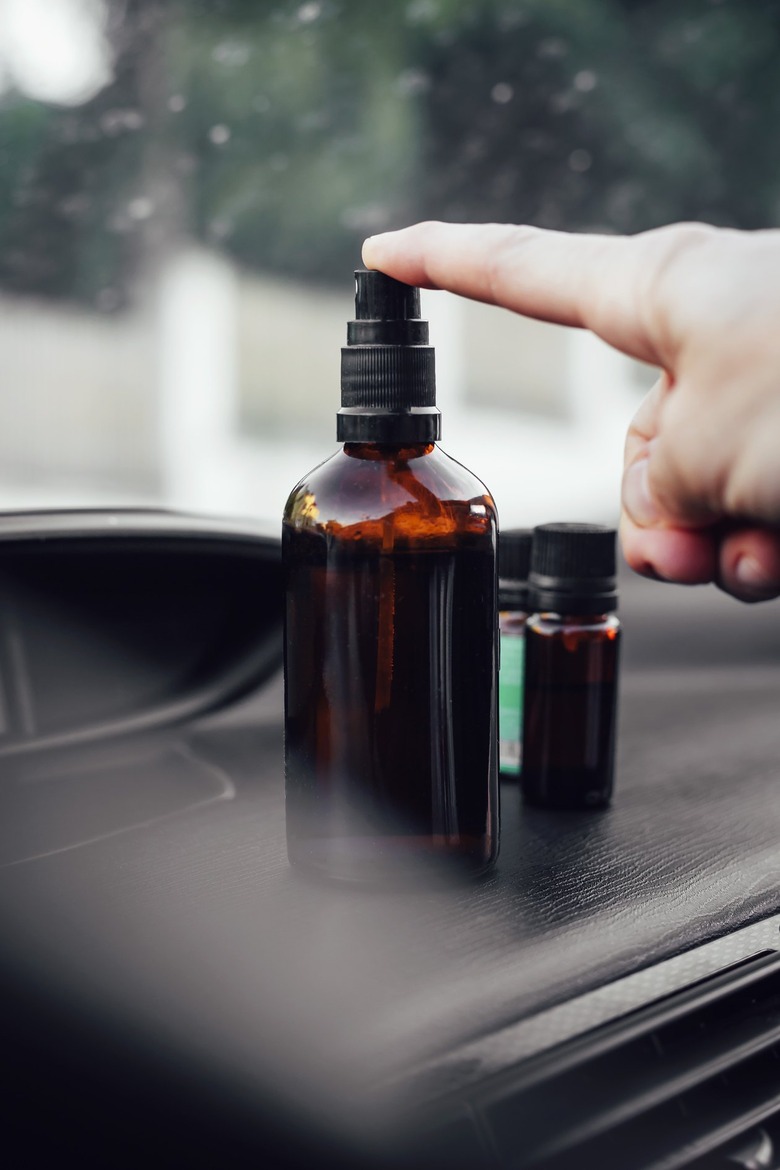 Peppermint pick-me-up car spray