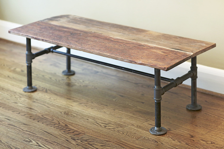 DIY industrial coffee table with black pipe and reclaimed wood table