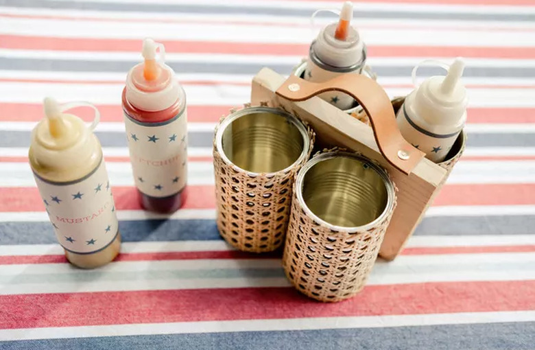 Hot dog condiment caddy