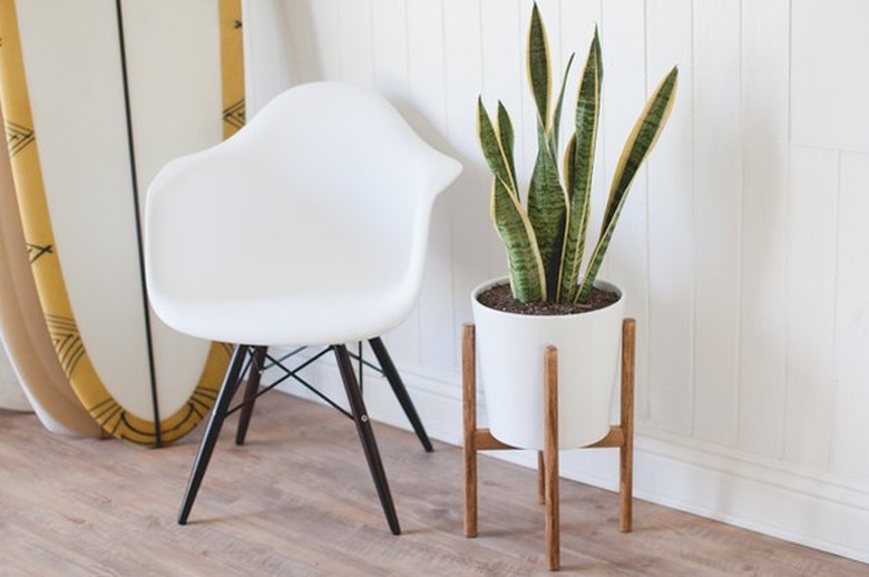 Midcentury-style plant stand using dowels