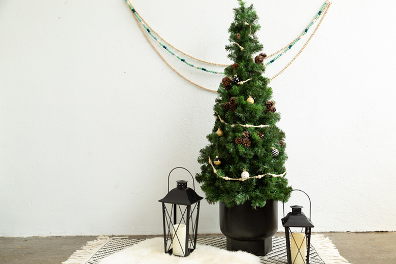 Faux Christmas Tree Using a Tomato Cage