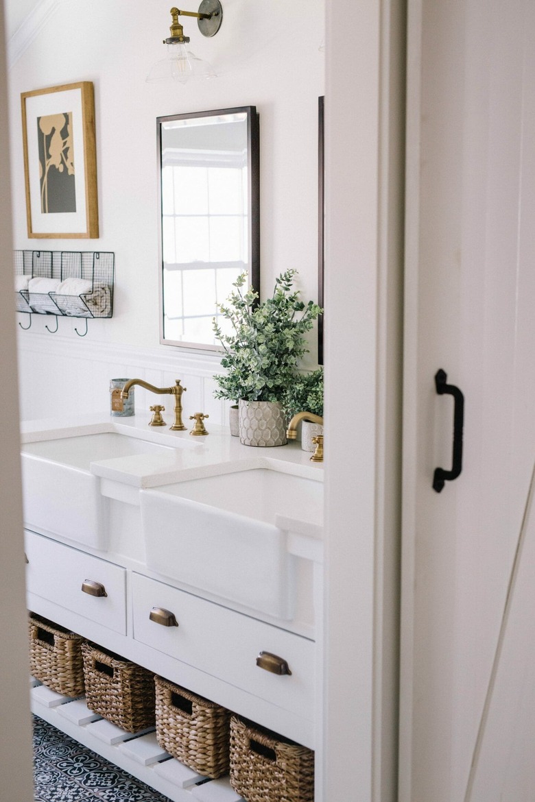 simple minimalist farmhouse bathroom idea