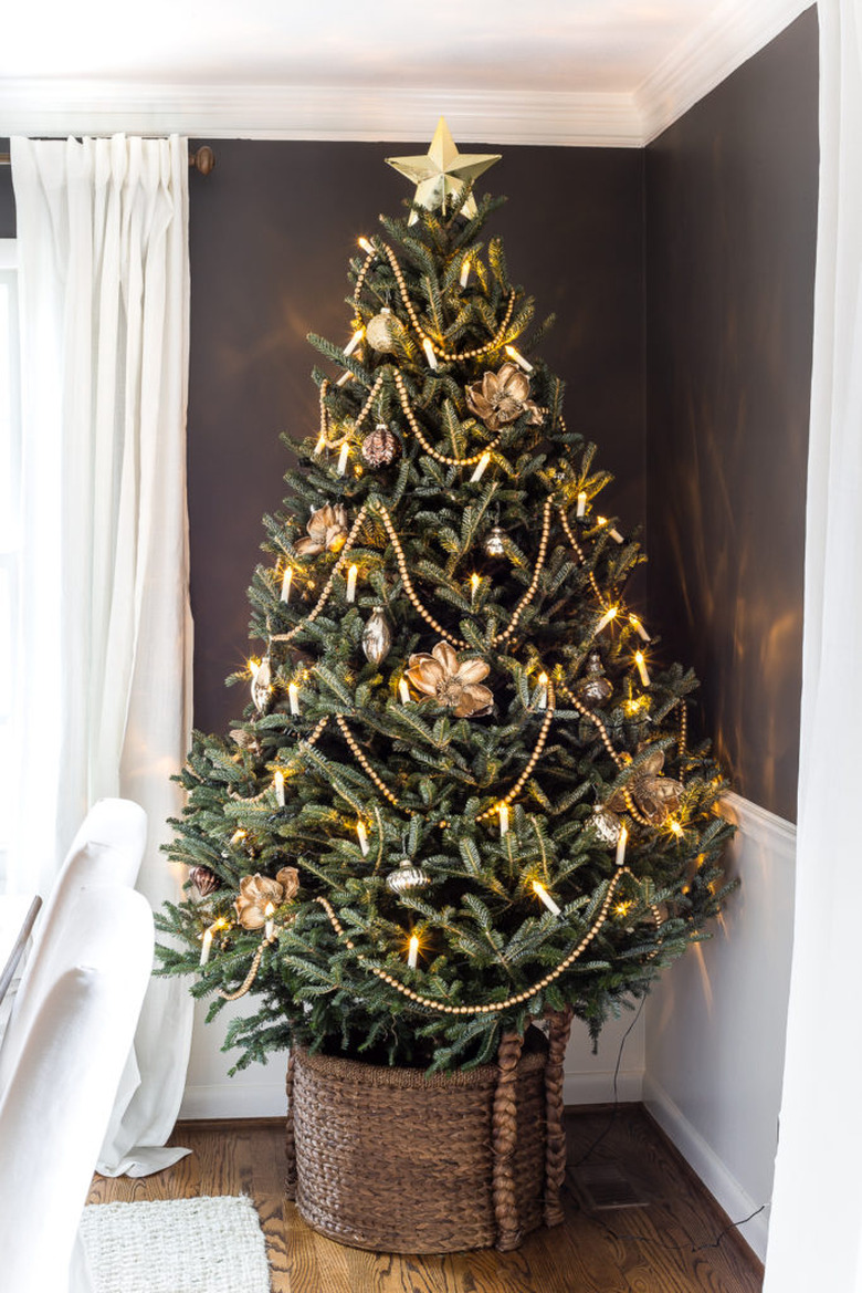 farmhouse christmas tree idea in woven basket treeskirt and candlelit lights