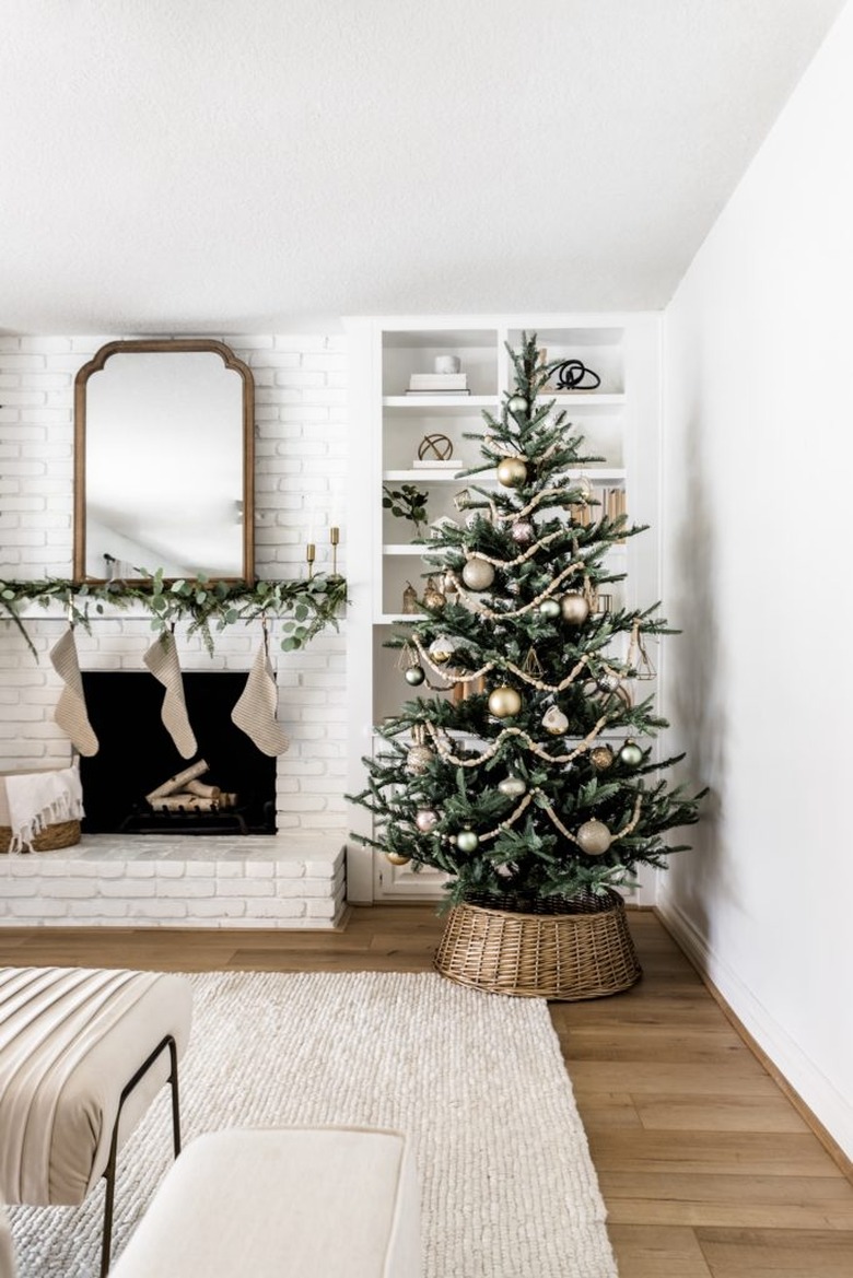 minimal farmhouse Christmas tree idea with neutral color palette