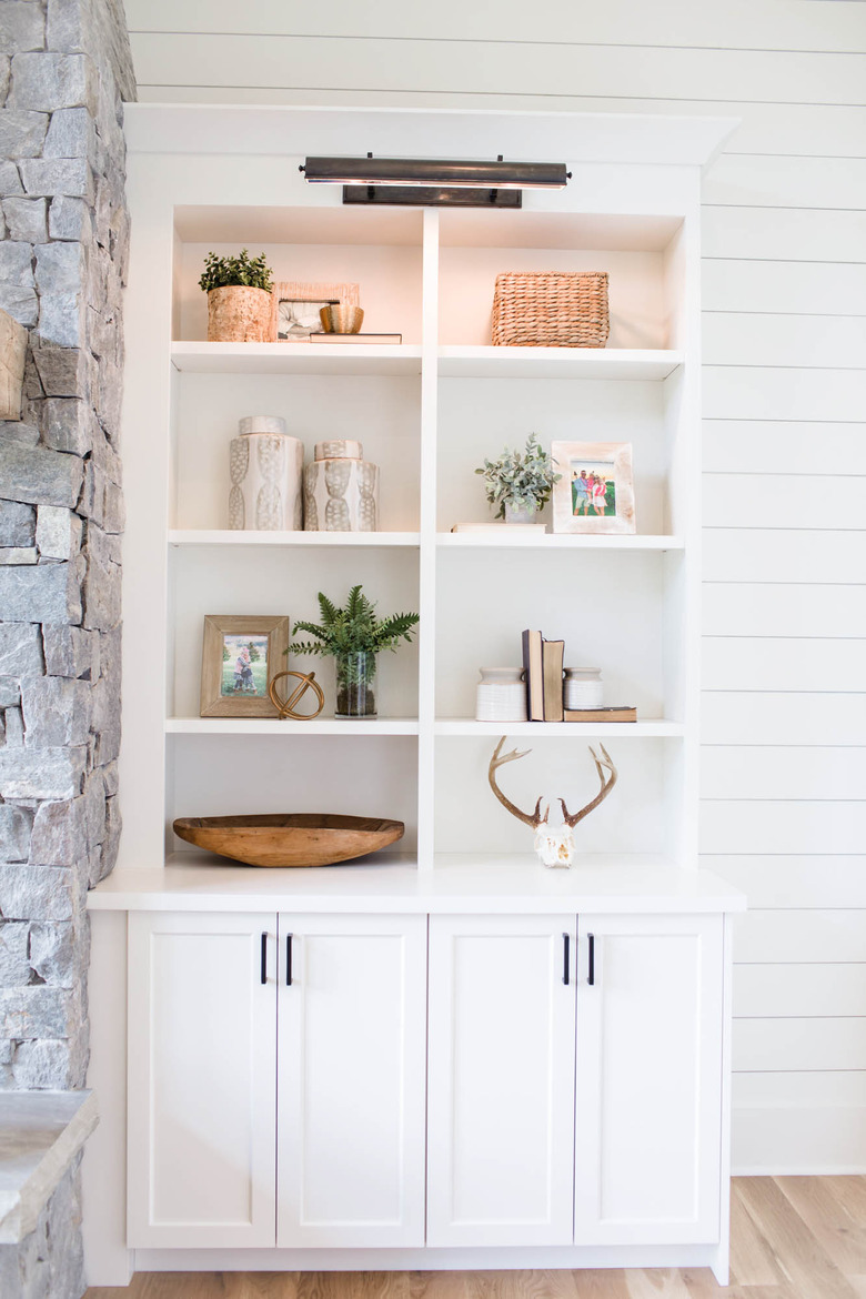 farmhouse living room lighting idea with picture light at bookcase