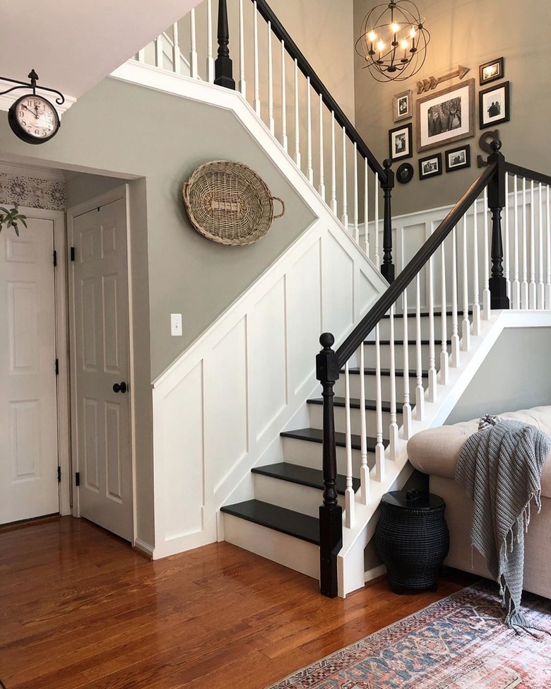 Black and white farmhouse stair railing with farmhouse decor