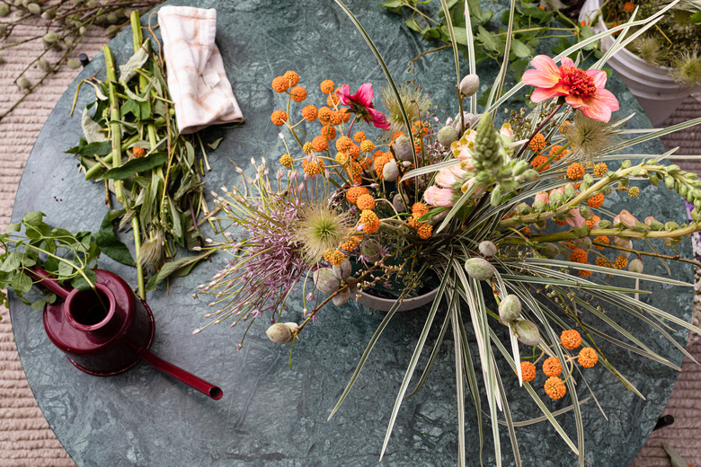 farmhouse table centerpiece idea with wild flowers