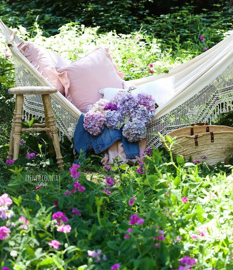 garden hammock decor with hydrangeas