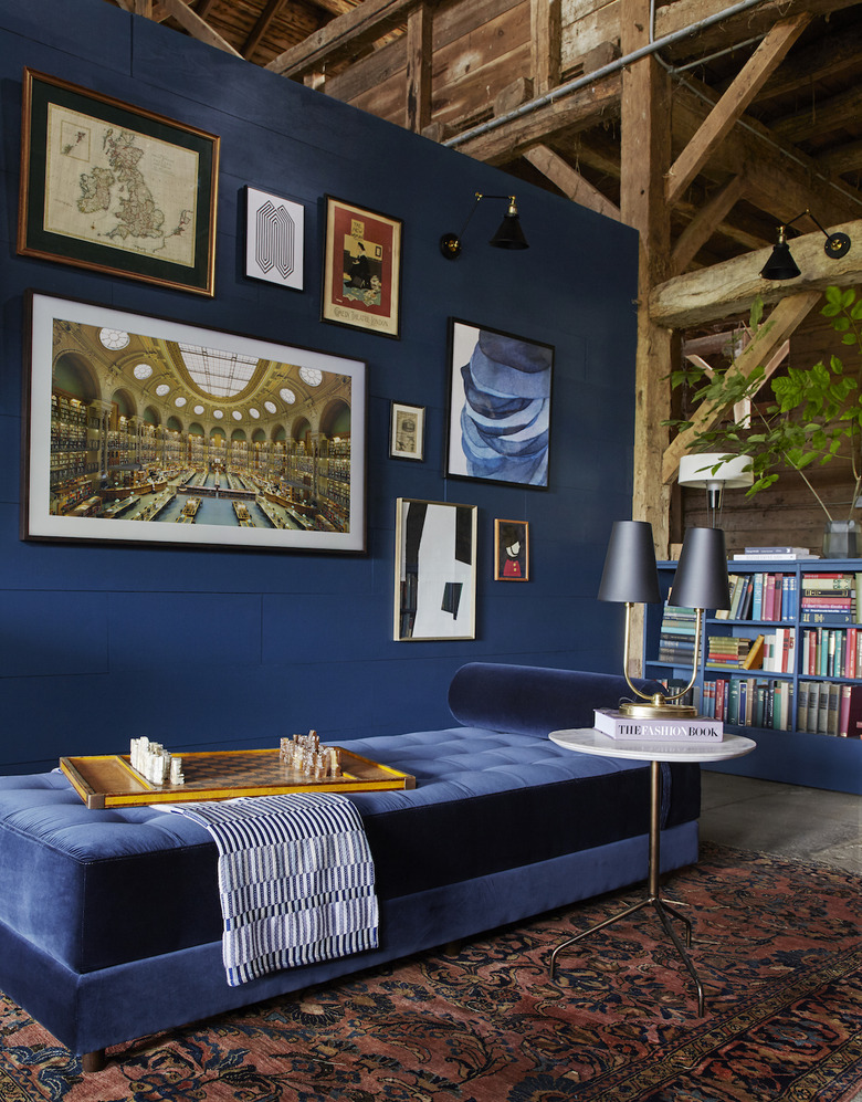 daybed in the living room idea with a blue velvet daybed against a dark blue wall