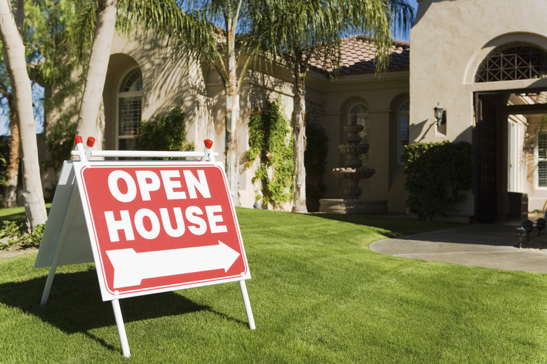 Open House Sign in Front Yard