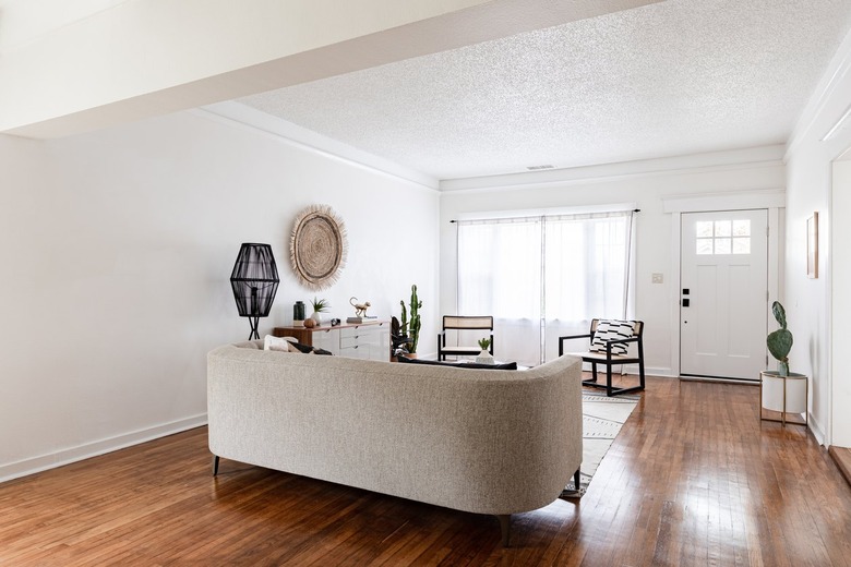 Minimalist living room with wood floors, white walls and contemporary furniture