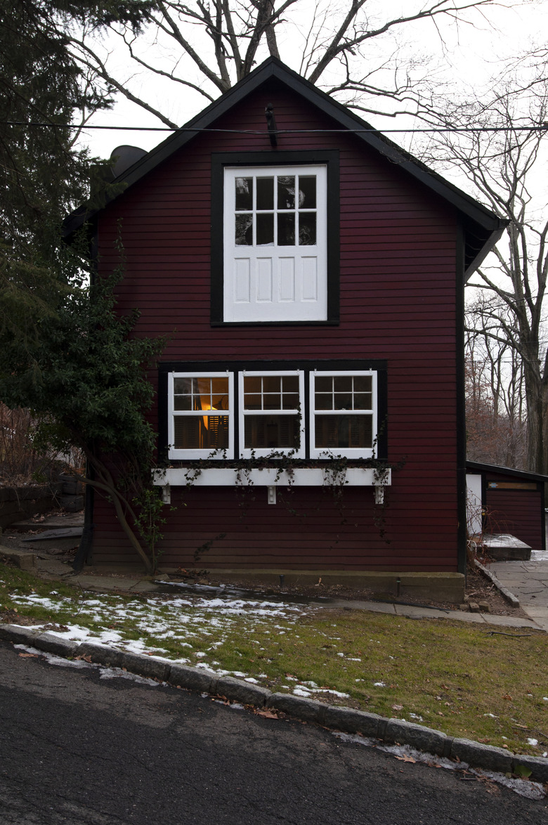 How to choose exterior house colors on red house with snowy front yard