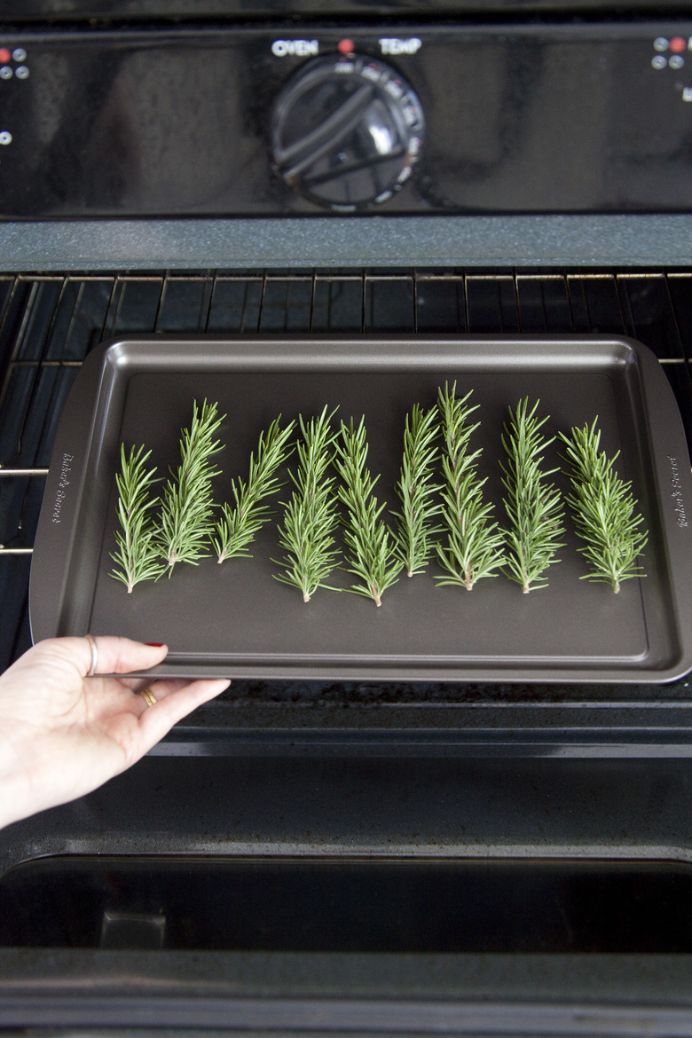 How to Extract Oil From Rosemary